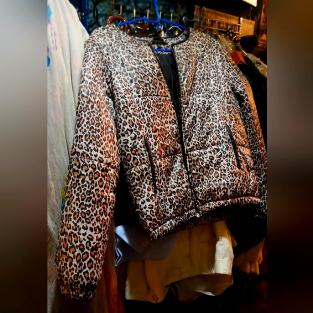 Women's puffer in animal print size 6